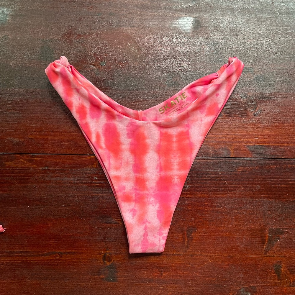 Suzanne bottoms
Lollapalooza
Worn once
Size M
SKATIE